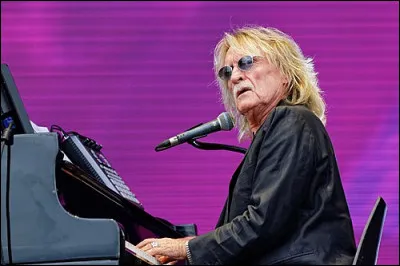 Ces chansons : "Aline", "Les Marionnettes" ou "Les Mots bleus" ont rythm&eacute; la carri&egrave;re de ce chanteur fran&ccedil;ais.De qui s'agit-il ?