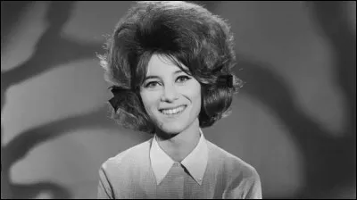La chanson "L'&Eacute;cole est finie" lance la carri&egrave;re de cette petite marchande de bonbons.Qui est-elle ?