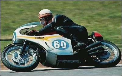 Mike Hailwood a remport&eacute; son premier titre 500 cm&sup3; avec Honda.