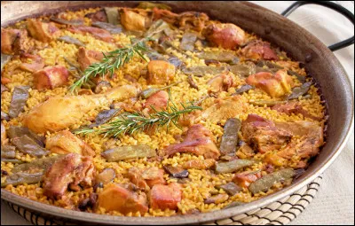 Nous continuons avec une sp&eacute;cialit&eacute; espagnole, la v&eacute;ritable paella valenciana, que le grand chef Alberto Hera&iacute;z a su moderniser tout en en respectant les ingr&eacute;dients. Que ne trouve-t-on jamais dans une paella d'origine et embl&eacute;matique de l'Espagne ?