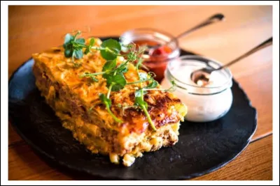 Nous terminerons ce quiz avec la moussaka grecque, rendant hommage au grand chef Nikolaos Tselementes qui a su l'am&eacute;liorer en y ajoutant de la b&eacute;chamel.Quel ingr&eacute;dient indispensable &agrave; la moussaka, a-t-il, bien s&ucirc;r conserv&eacute; ?