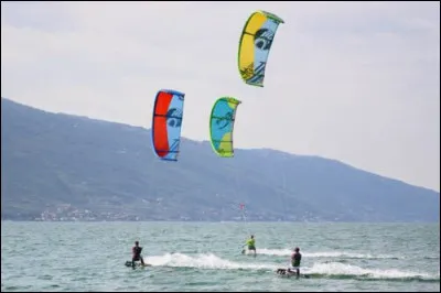 Quel sport nautique utilise une planche et un cerf-volant ?