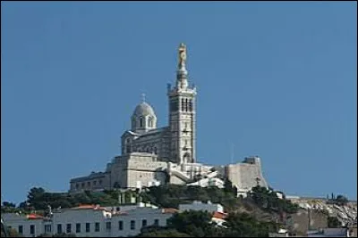 Quelle ville est domin&eacute;e par la basilique Notre-Dame de la Garde souvent appel&eacute;e "La Bonne M&egrave;re" ?