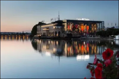 Quelle ville au nord de Paris est la seule station thermale qui a son lac et son casino ?