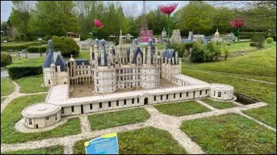 Que d&eacute;couvre-t-on dans le parc de loisirs situ&eacute; dans les Yvelines "France Miniature" ?