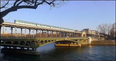 Quel pont m&eacute;tallique de Paris est &agrave; la fois ferroviaire et routier ?