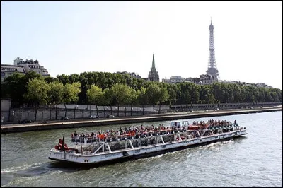 Comment s'appelle le bateau qui prom&egrave;ne sur la Seine touristes et amoureux ?