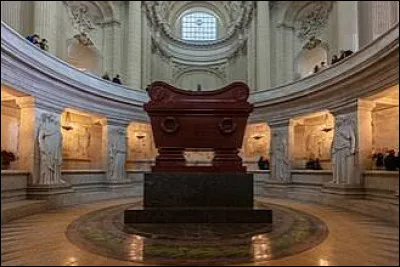 Quel monument parisien doit-on visiter pour d&eacute;couvrir le tombeau de Napol&eacute;on Ier ?