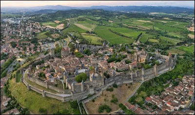 Quelle ville de l'Aude est entour&eacute;e par des remparts &eacute;rig&eacute;s au Moyen &Acirc;ge ?