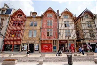 Quelle ville est c&eacute;l&egrave;bre pour ses magasins d'usine et de n&eacute;goce ?