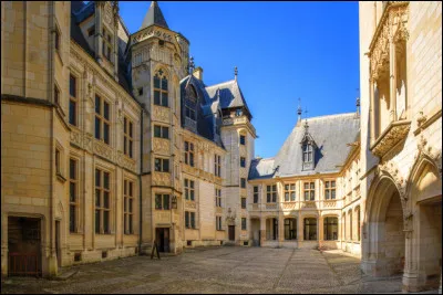 En Berry, pour partir &agrave; la d&eacute;couverte des nombreux ch&acirc;teaux, on fl&acirc;ne sur la Route Jacques C&oelig;ur.