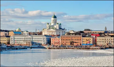 Lequel de ces drapeaux est celui de la Finlande ?