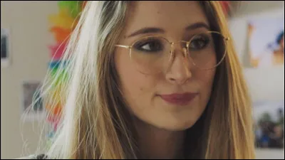 Si l'on qualifie le sourire d'une personne de &laquo; pinc&eacute; &raquo;, quel trait de caract&egrave;re ou quelle &eacute;motion exprime-t-elle ?