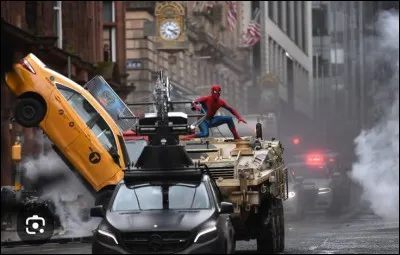 Lors d'une sc&egrave;ne particuli&egrave;rement m&eacute;morable, Spider-Man tente de sauver une femme et un enfant en danger. Quel est l'un des &eacute;l&eacute;ments qui rend cette sc&egrave;ne impressionnante ?