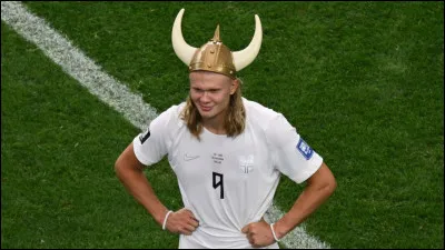 Les Vikings ont utilis&eacute; des casques &agrave; cornes lors de leurs batailles, comme le montrent les repr&eacute;sentations populaires.