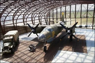 Comment s'appelle le mus&eacute;e du d&eacute;barquement situ&eacute; &agrave; Sainte-Marie-du-Mont et exposant un authentique avion bombardier Martin B-26 Marauder ?