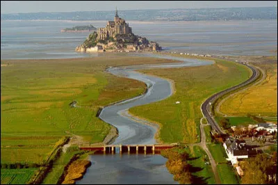 A l'embouchure de quel fleuve, s&eacute;parant la Bretagne et la Normandie, est situ&eacute; le mont Saint-Michel ?