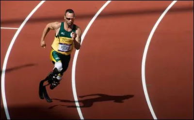 Quel est le surnom ''d'Oscar Pistorius'' qui courait avec des lames en carbone, suite &agrave; une amputation des deux jambes sous les genoux ?