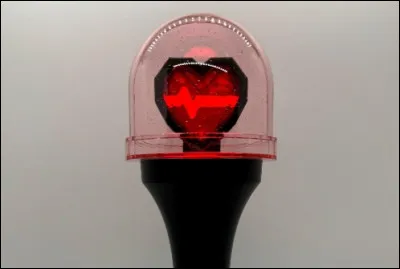 &Agrave; quel groupe appartient ce lightstick en forme de c&oelig;ur ?
