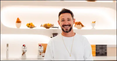 Dans quel palace parisien C&eacute;dric Grolet officie-t-il comme chef p&acirc;tissier ?