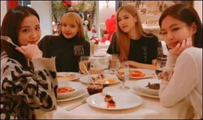 Le repas arrive. La discussion d&eacute;vie sur les anecdotes rigolotes. Quelle est ton attitude &agrave; table avec tes idoles ?