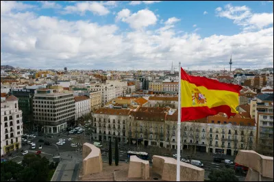 Quelle est la capitale de l'Espagne, situ&eacute;e en plein c&oelig;ur du pays ?