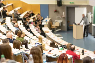 Cette ann&eacute;e, je fais personnellement ma rentr&eacute;e &agrave; la fac en licence ''LLCER Espagnol'' (retenez langue et culture espagnoles). Si je vais au bout de ma licence, combien de temps vais-je au minimum rester &agrave; la fac ?