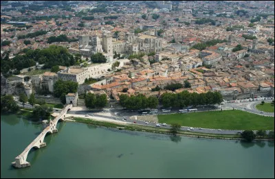 De qui Avignon est-elle la cit&eacute; ?
