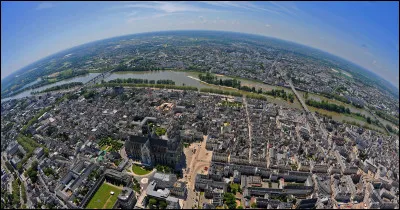 Quelle ville porte le surnom de &laquo; Cit&eacute; Johannique &raquo; ?