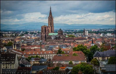 Quelle surnom est donn&eacute; &agrave; la ville de Strasbourg ?