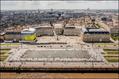 Quelle ville d&eacute;signe-t-on par &laquo; La Belle Endormie &raquo; ?
