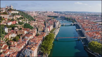 Quelle ville est connue pour &ecirc;tre la &laquo; Capitale des Gaules &raquo; ?