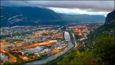 D&rsquo;apr&egrave;s son surnom, de quel massif Grenoble serait-elle la &laquo; capitale &raquo; ?