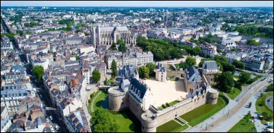 Comment est surnomm&eacute; Nantes ?