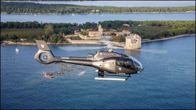 Quel v&eacute;hicule volant poss&egrave;de une grande h&eacute;lice (un rotor) sur son toit, lui permettant de d&eacute;coller verticalement et de faire du surplace ?