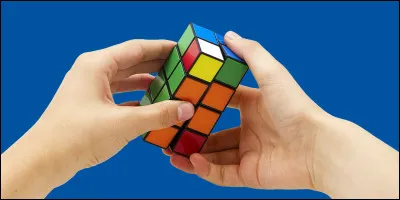 Quel c&eacute;l&egrave;bre casse-t&ecirc;te cubique en couleur, invent&eacute; par un professeur hongrois en 1974, demande d'aligner six faces de couleurs unies diff&eacute;rentes ?