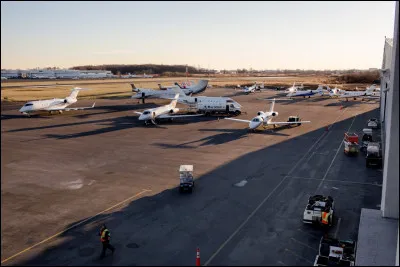 Quel a&eacute;roport est particuli&egrave;rement connu pour son important trafic de jets priv&eacute;s &agrave; proximit&eacute; de New York ?