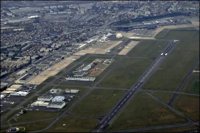 Quel a&eacute;roport parisien est particuli&egrave;rement associ&eacute; &agrave; l'aviation d'affaires et aux jets priv&eacute;s ?
