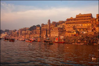 Quelle est la capitale de l'Inde, qui forme une immense m&eacute;tropole coll&eacute;e &agrave; la vieille ville historique de Delhi ?
