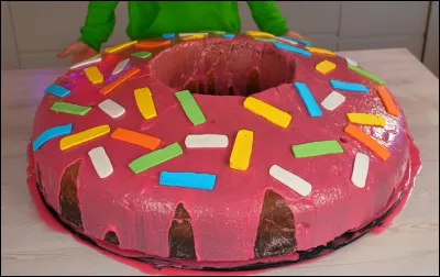 Quelle p&acirc;tisserie en forme d'anneau peut &ecirc;tre facilement transform&eacute;e en version g&eacute;ante pour une f&ecirc;te ?