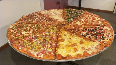 Quel produit italien peut &ecirc;tre pr&eacute;par&eacute; dans un format gigantesque pour &ecirc;tre partag&eacute; entre de nombreuses personnes ?