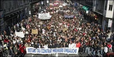 En France, &eacute;tudiants et lyc&eacute;ens se mobilisent contre le "Contrat Premi&egrave;re Embauche" :