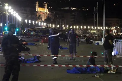 Le soir du 14 juillet, un terrible attentat a lieu &agrave; Nice : un camion fonce dans la foule, causant 86 morts et 400 bless&eacute;s :