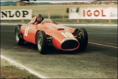 Juan Manuel Fangio a remport&eacute; le championnat du monde 1956 avec Ferrari.