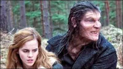 Qui d&eacute;couvre-t-on mort, tu&eacute; par Greyback, dans la bataille de Poudlard ?