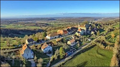 Nous commen&ccedil;ons cette nouvelle promenade &agrave; Abbans-Dessus. Village de l'aire d'attraction Bisontine, &eacute;tabli sur un promontoire rocheux, il se situe dans le d&eacute;partement ...