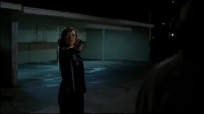 Quand Elle est interrog&eacute;e par Hotch apr&egrave;s avoir tir&eacute; sur William Lee, le suspect recherch&eacute; dans l&rsquo;affaire des agressions sexuelles de plusieurs femmes, quelles r&eacute;actions/comportements sont caract&eacute;ristiques de son attitude ?