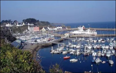 Le thon, le Port-Tudy et le Trou de l'Enfer &eacute;voquent une &icirc;le bretonne au large de Lorient.Laquelle ?