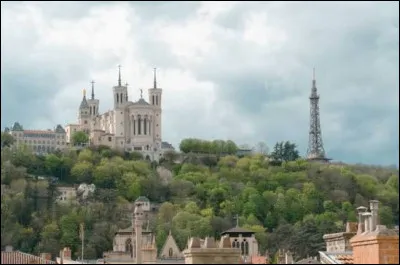 Comment s'appelle cette colline qui, avec sa basilique du p&egrave;lerinage Notre-Dame, domine la ville de Lyon et la Sa&ocirc;ne ?