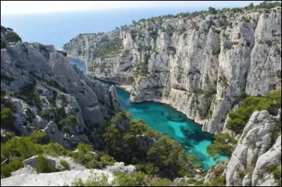 Pr&egrave;s de la ville de Marseille se trouvent des calanques.Comment s'appellent-elles ?